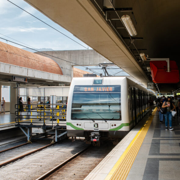 Metro de Medellín circulando por la ciudad