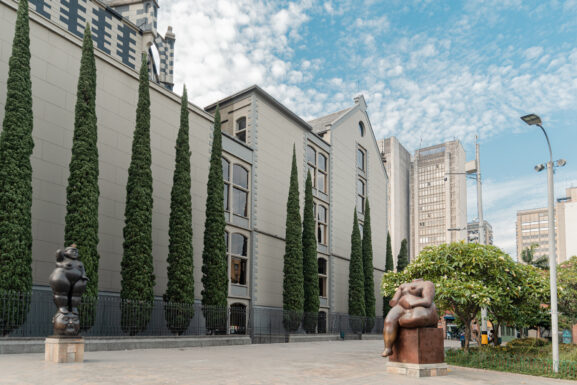 Vista general de la Plaza Botero en el centro de Medellín con esculturas de Fernando Botero