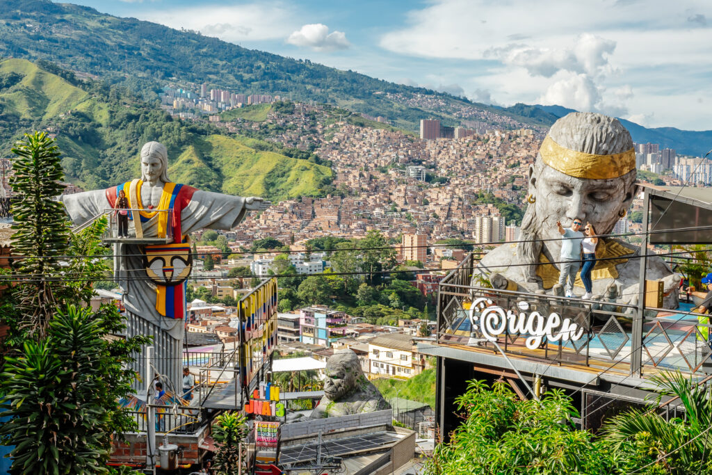 Panorámica de la Comuna 13 en Medellín con arte urbano