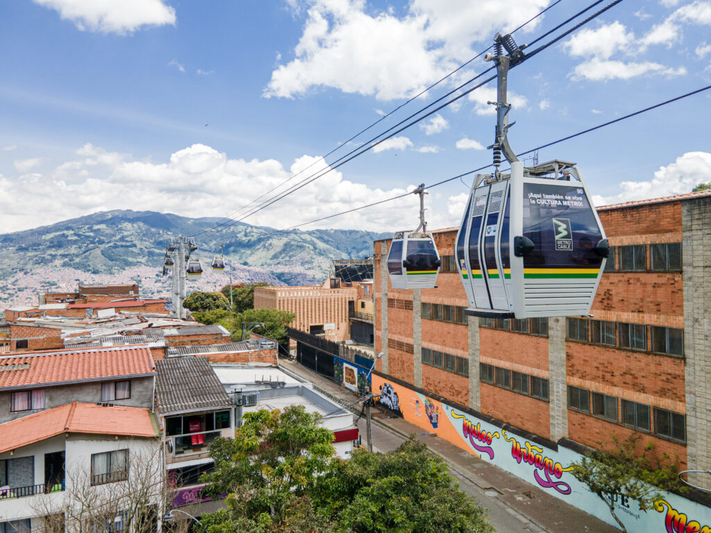 Metrocable de Medellín en funcionamiento con la ciudad al fondo