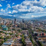 Texto alternativo: Vista panorámica de Medellín con montañas y zona urbana
