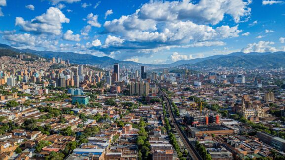 Texto alternativo:
Vista panorámica de Medellín con montañas y zona urbana