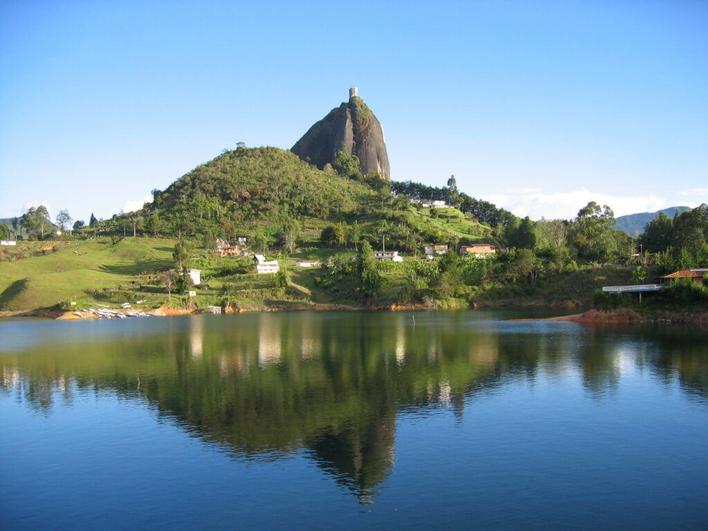 Vista de la Piedra del Peñol y el embalse en Guatapé