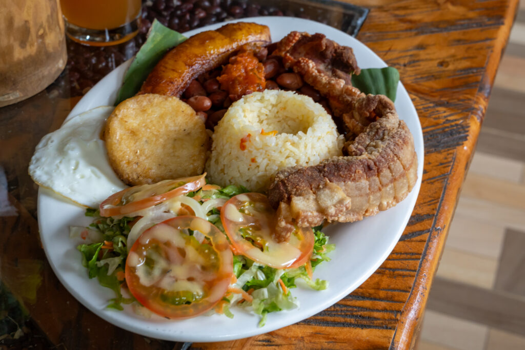 Bandeja paisa tradicional, plato típico de la gastronomía antioqueña
