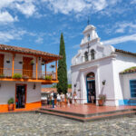 Iglesia y arquitectura tradicional del Pueblito Paisa en el Cerro Nutibara de Medellín