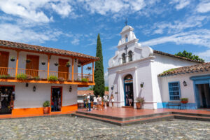 Iglesia y arquitectura tradicional del Pueblito Paisa en el Cerro Nutibara de Medellín