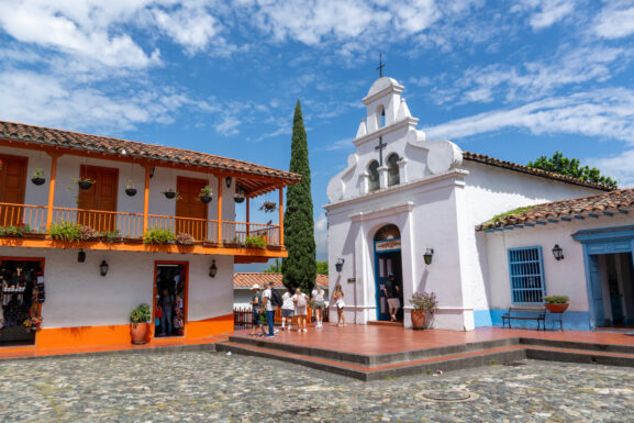 Iglesia y arquitectura tradicional del Pueblito Paisa en el Cerro Nutibara de Medellín