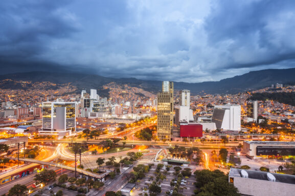 Cielo en Medellín ideal para recorrer la ciudad y disfrutar diferentes tours