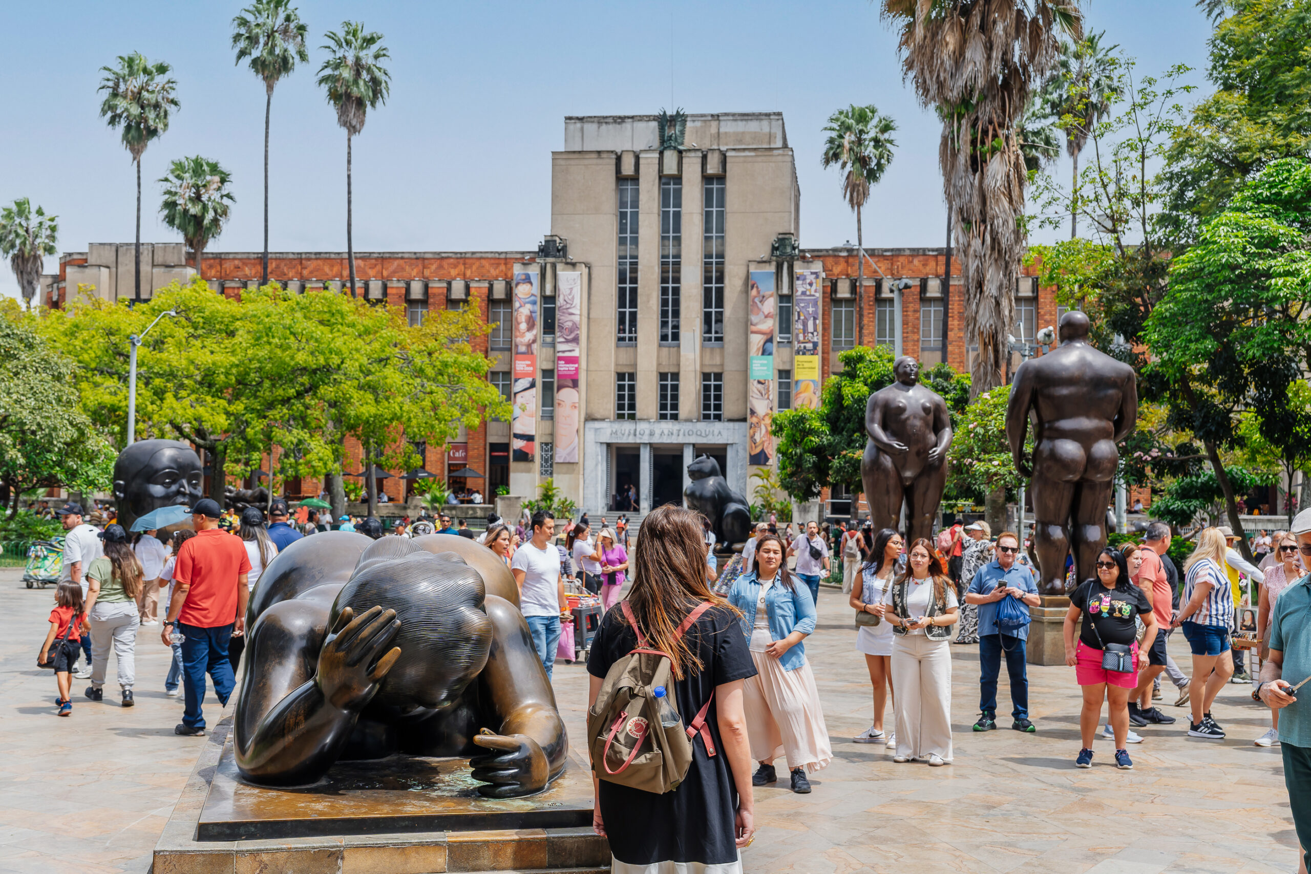 Esculturas de Fernando Botero en la Plaza Botero con visitantes