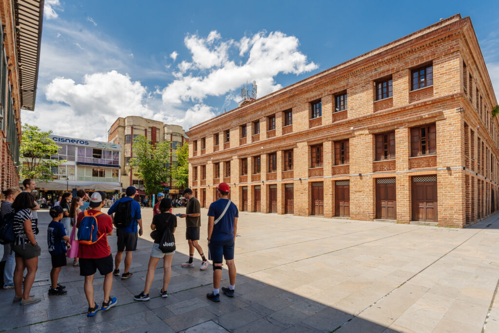 Grupo de turistas recorriendo la ciudad en un tour urbano en Medellín