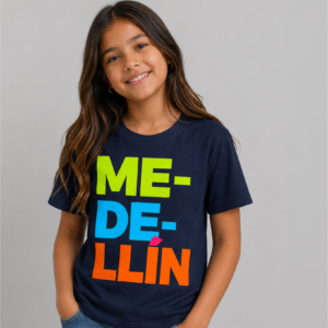 Camiseta infantil Medellín azul oscuro con diseño tipográfico colorido estilo urbano
