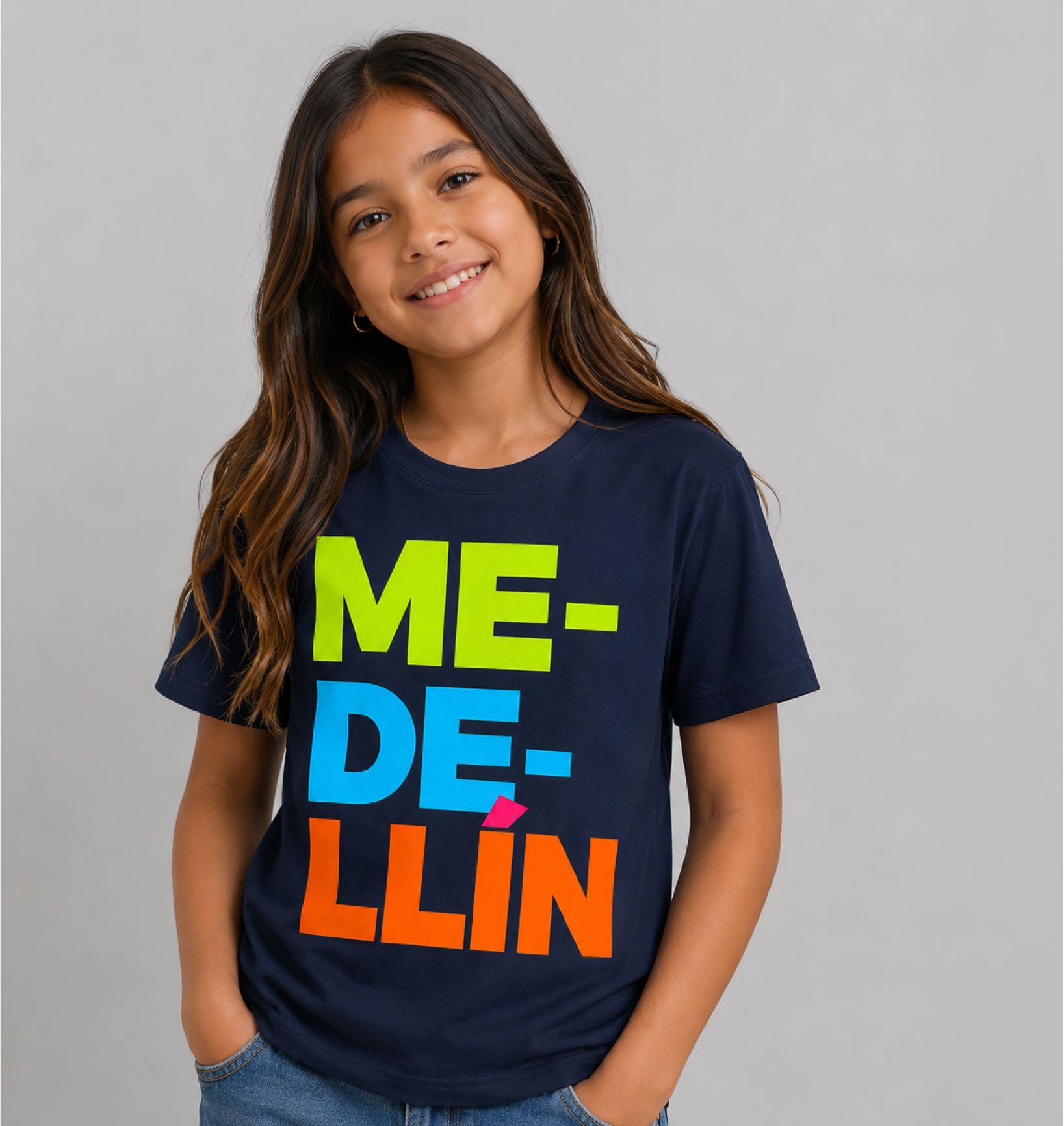 Camiseta infantil Medellín azul oscuro con diseño tipográfico colorido estilo urbano