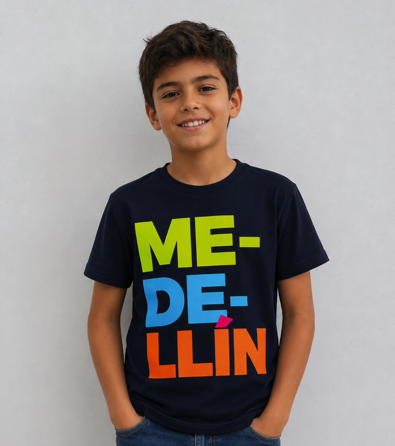 Camiseta infantil Medellín azul oscuro con diseño tipográfico colorido estilo urbano