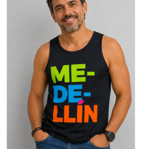 Camiseta sin manga hombre Medellín azul oscuro con diseño tipográfico multicolor.
