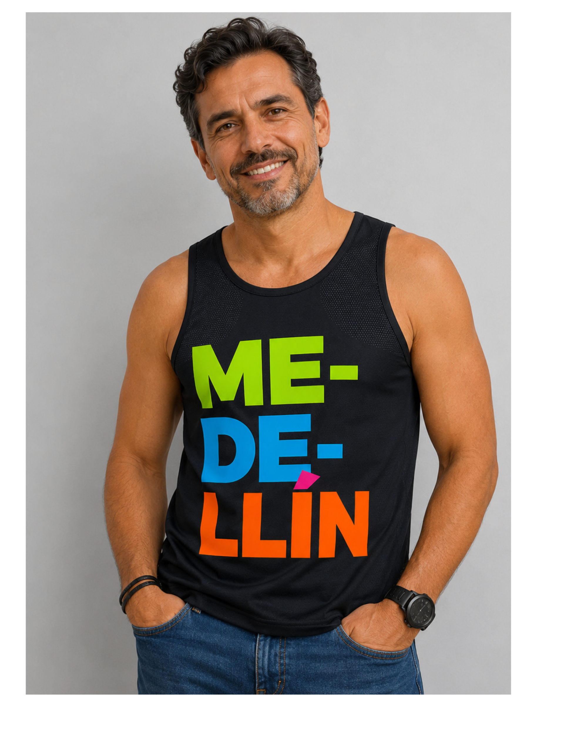 Camiseta sin manga hombre Medellín azul oscuro con diseño tipográfico multicolor.