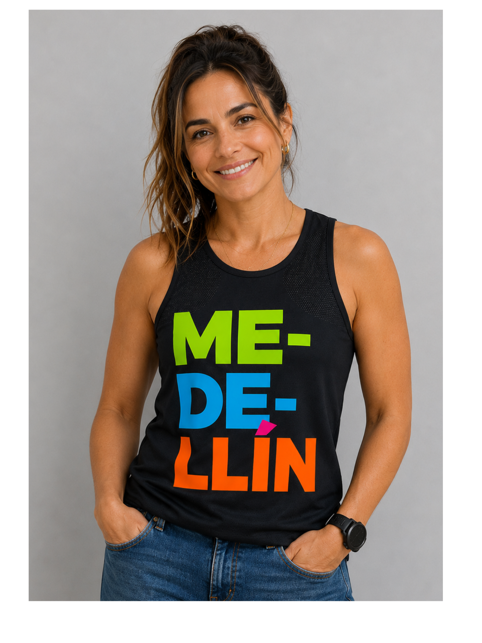 Camiseta sin manga mujer Medellín azul oscuro con diseño tipográfico multicolor