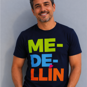 Camiseta unisex Medellín azul oscuro con estampado tipográfico multicolor estilo urbano