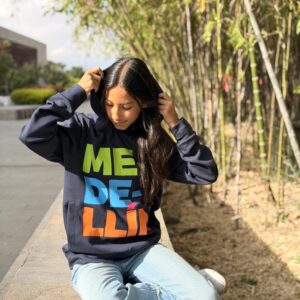Chompa infantil Medellín azul oscuro sin cremallera con diseño tipográfico multicolor