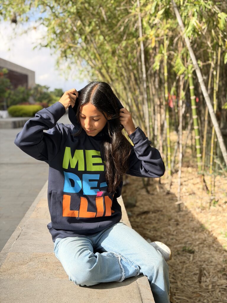 Chompa infantil Medellín azul oscuro sin cremallera con diseño tipográfico multicolor