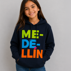 Chompa infantil Medellín azul oscuro con diseño tipográfico multicolor