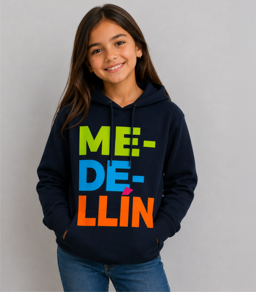 Chompa infantil Medellín azul oscuro con diseño tipográfico multicolor