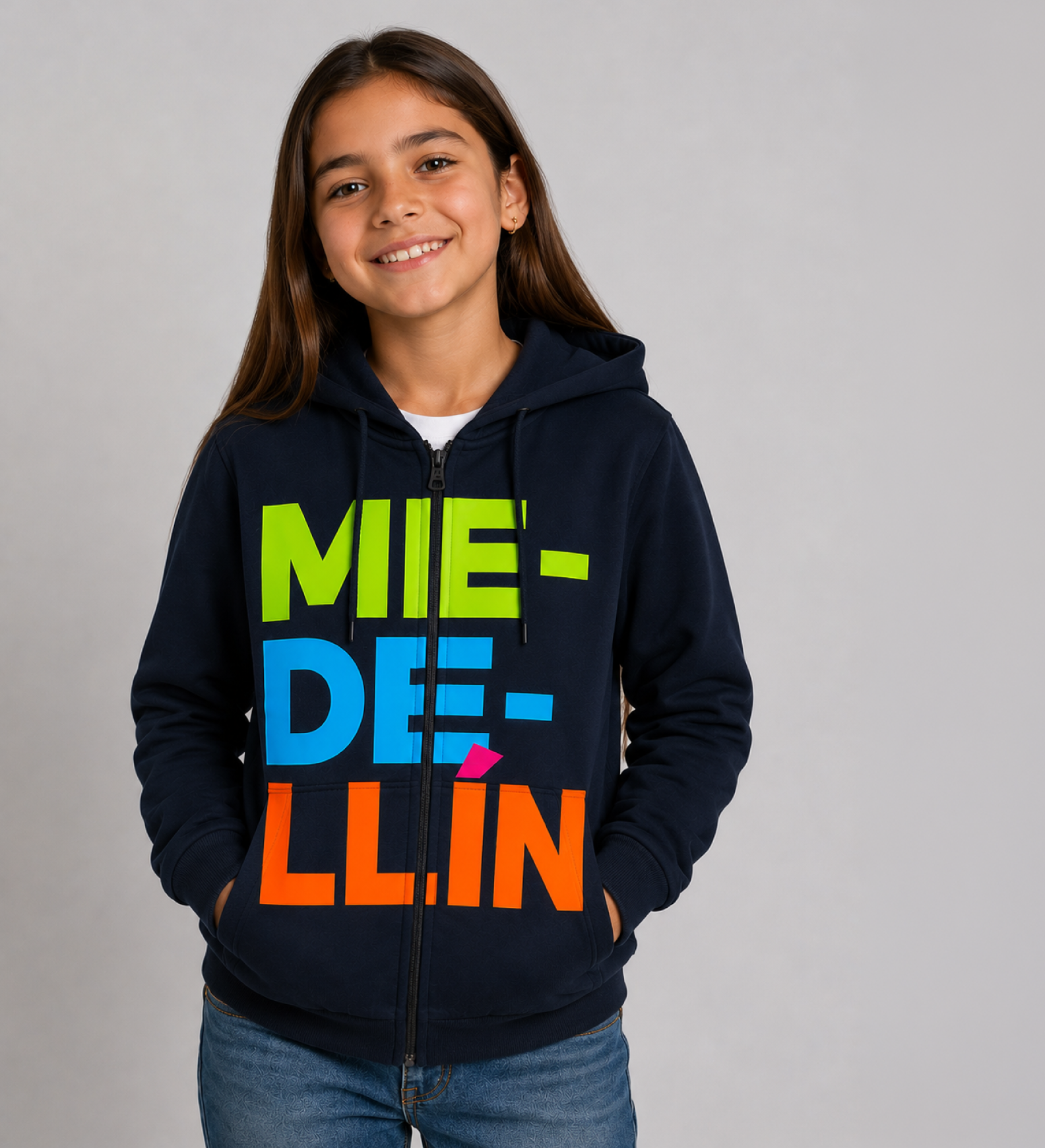 Chompa infantil Medellín azul oscuro sin cremallera con diseño tipográfico multicolor