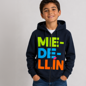Chompa infantil Medellín azul oscuro con cremallera y diseño tipográfico multicolor