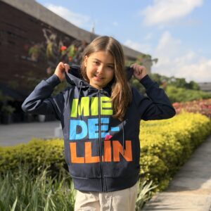 Chompa infantil Medellín azul oscuro con cremallera y diseño tipográfico multicolor