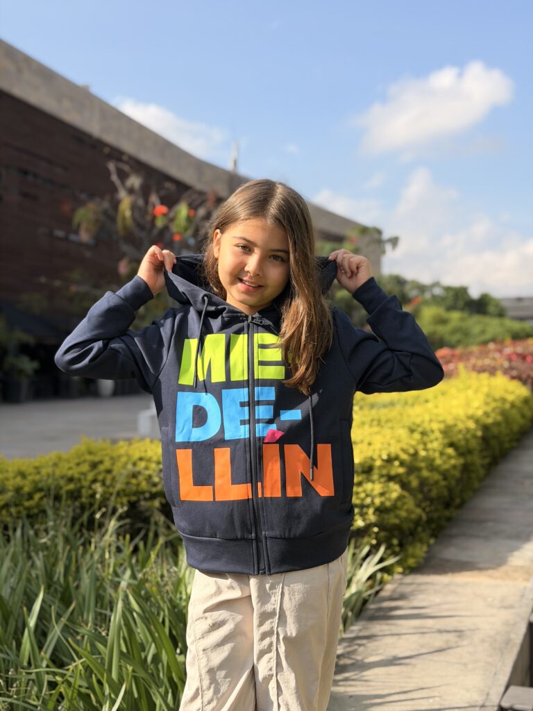 Chompa infantil Medellín azul oscuro con cremallera y diseño tipográfico multicolor