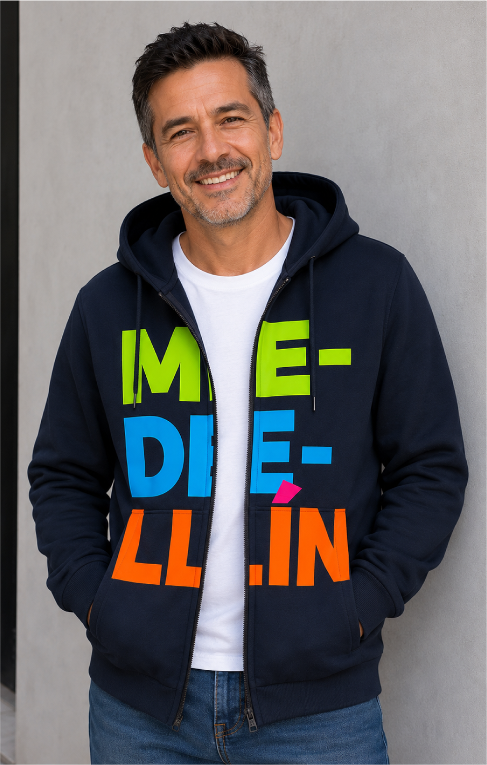 Chompa unisex Medellín azul oscuro con cremallera y diseño tipográfico multicolor