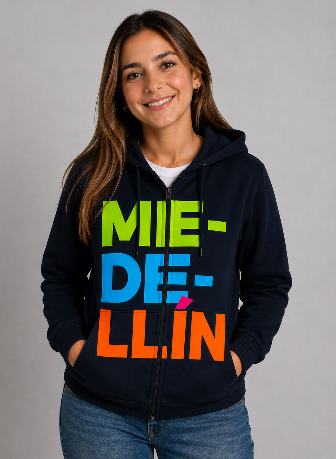 Chompa unisex Medellín azul oscuro con cremallera y diseño tipográfico multicolor
