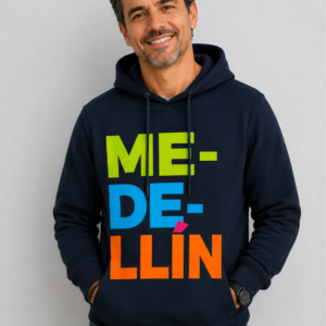 Chompa unisex Medellín azul oscuro sin cremallera con diseño tipográfico multicolor