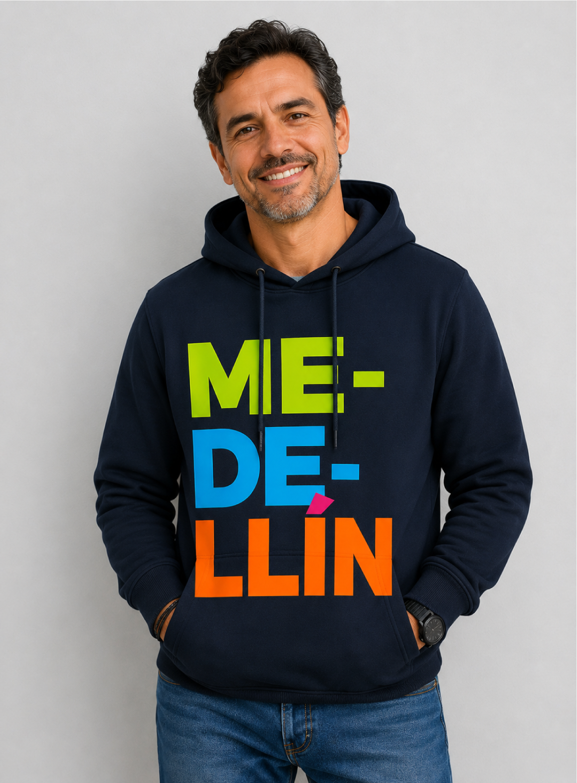 Chompa unisex Medellín azul oscuro sin cremallera con diseño tipográfico multicolor