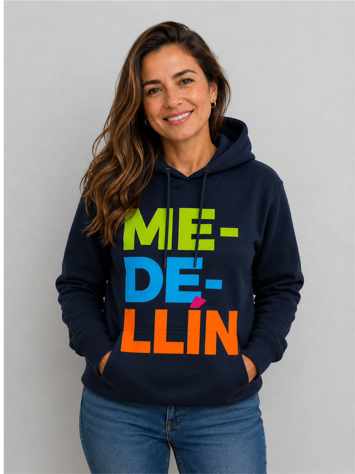 Chompa unisex Medellín azul oscuro con diseño tipográfico multicolor