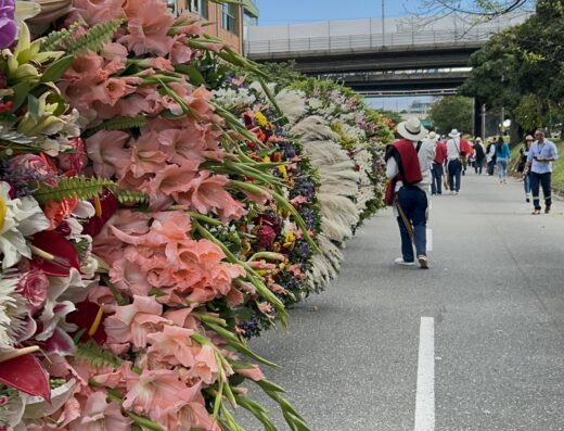 Silleteros desfilando con coloridas silletas durante la Feria de las Flores en Medellín.
