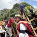 Silleteros desfilando con coloridas silletas durante la Feria de las Flores en Medellín.