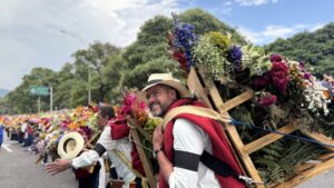 Silleteros desfilando con coloridas silletas durante la Feria de las Flores en Medellín.