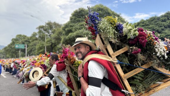 Silleteros desfilando con coloridas silletas durante la Feria de las Flores en Medellín.