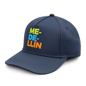 Gorra unisex Medellín azul oscuro con diseño tipográfico multicolor estilo urbano