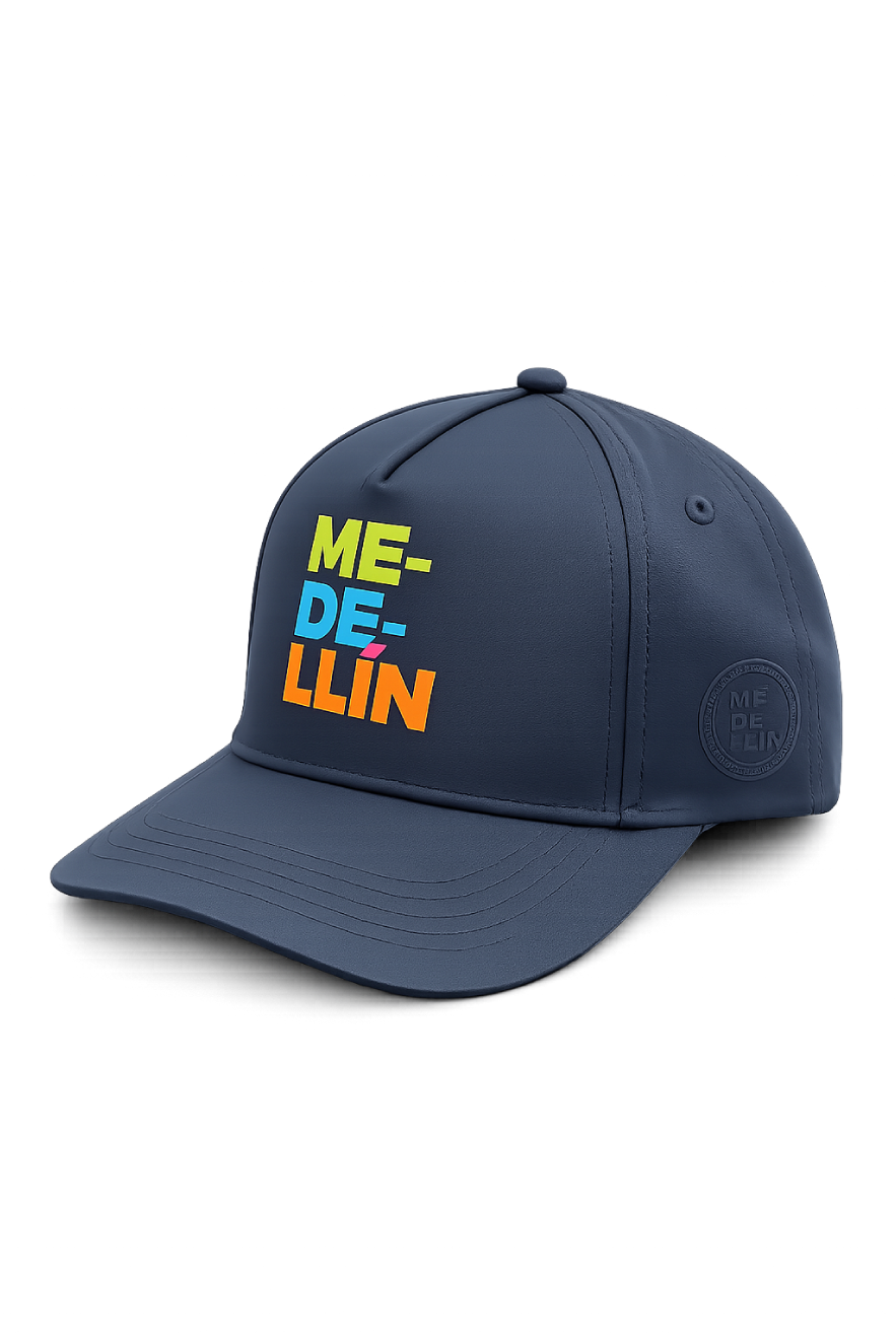 Gorra unisex Medellín azul oscuro con diseño tipográfico multicolor estilo urbano