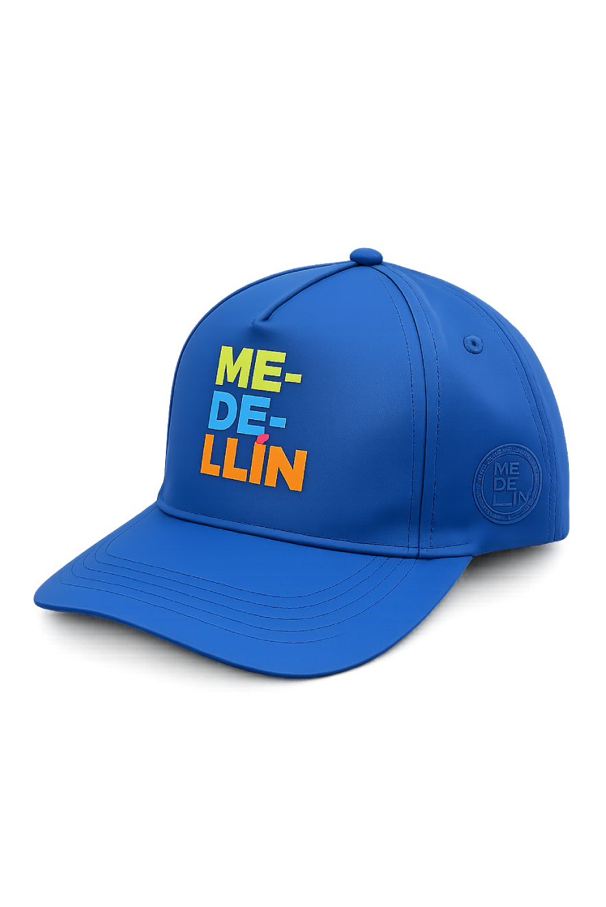 Gorra unisex Medellín azul con diseño tipográfico multicolor estilo urbano