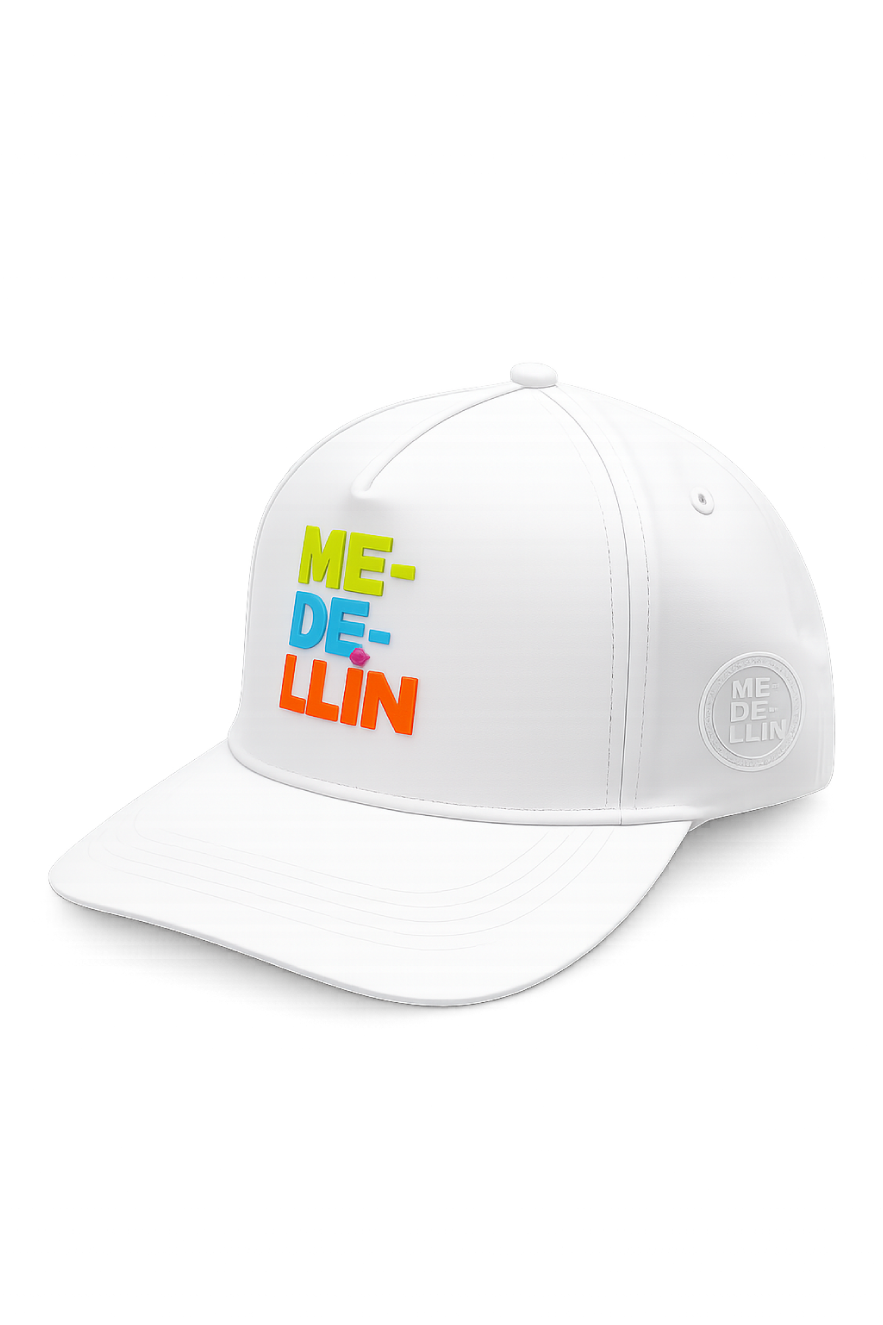 Gorra unisex Medellín blanca con diseño tipográfico multicolor estilo urbano