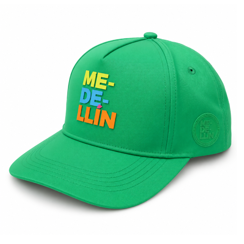 Gorra unisex Medellín verde con diseño tipográfico multicolor estilo urbano