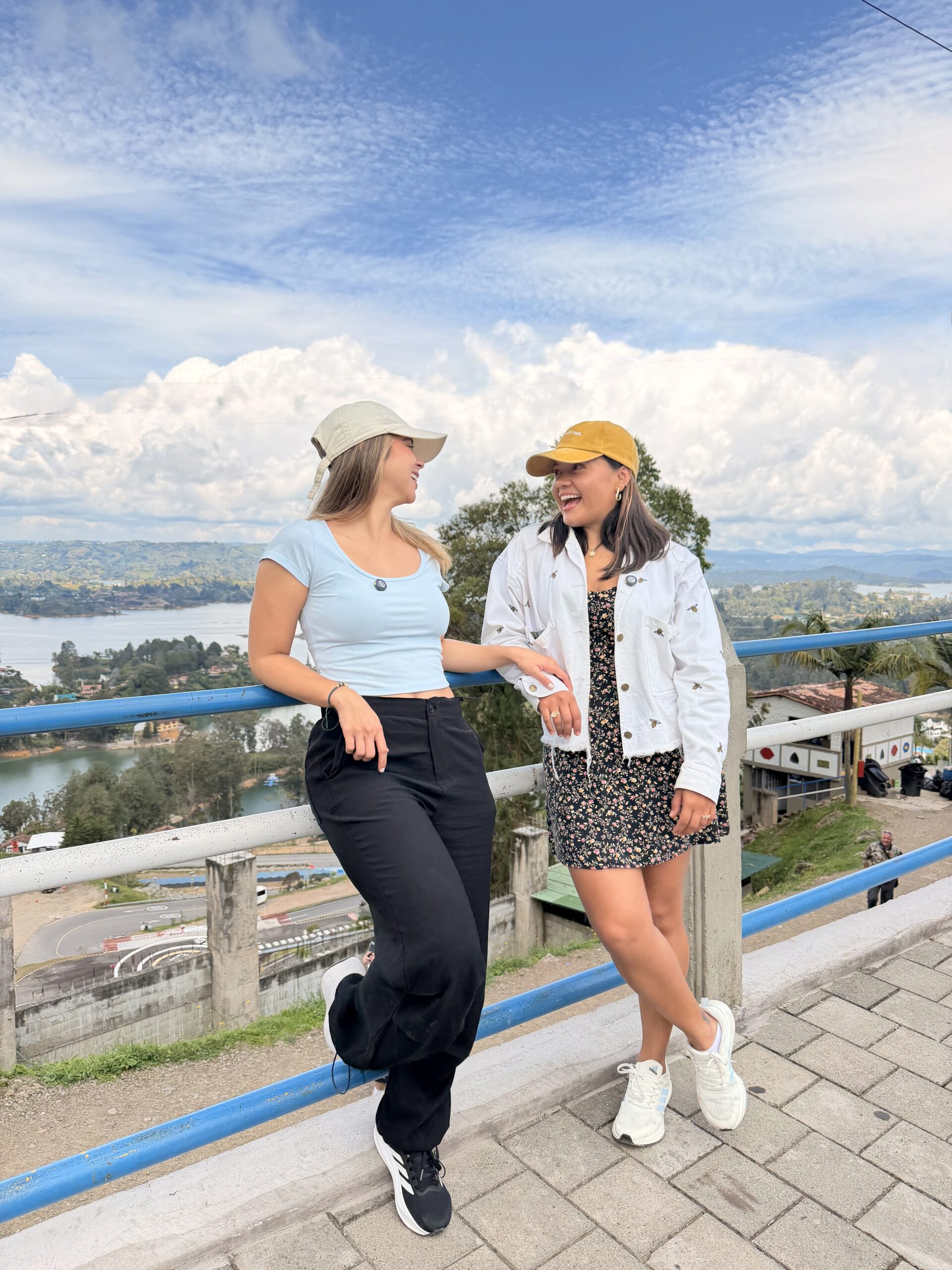 Turistas en tour por Guatapé Antioquia con vista al embalse