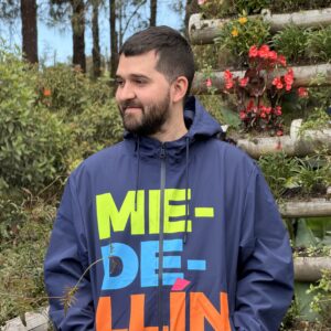 Rompevientos unisex Medellín azul oscuro con diseño tipográfico multicolor