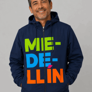 Rompevientos unisex Medellín azul oscuro con diseño tipográfico multicolor