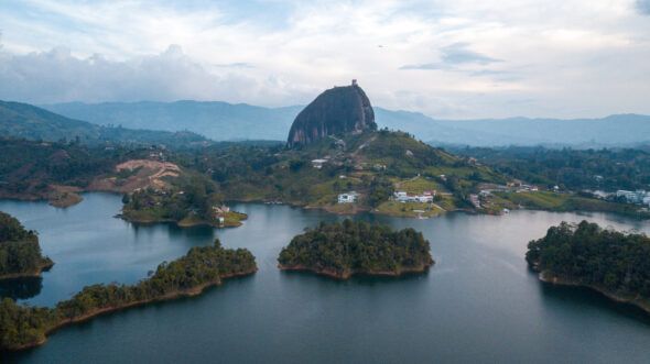 La Piedra del Peñol en Guatapé, uno de los íconos naturales de Colombia.
