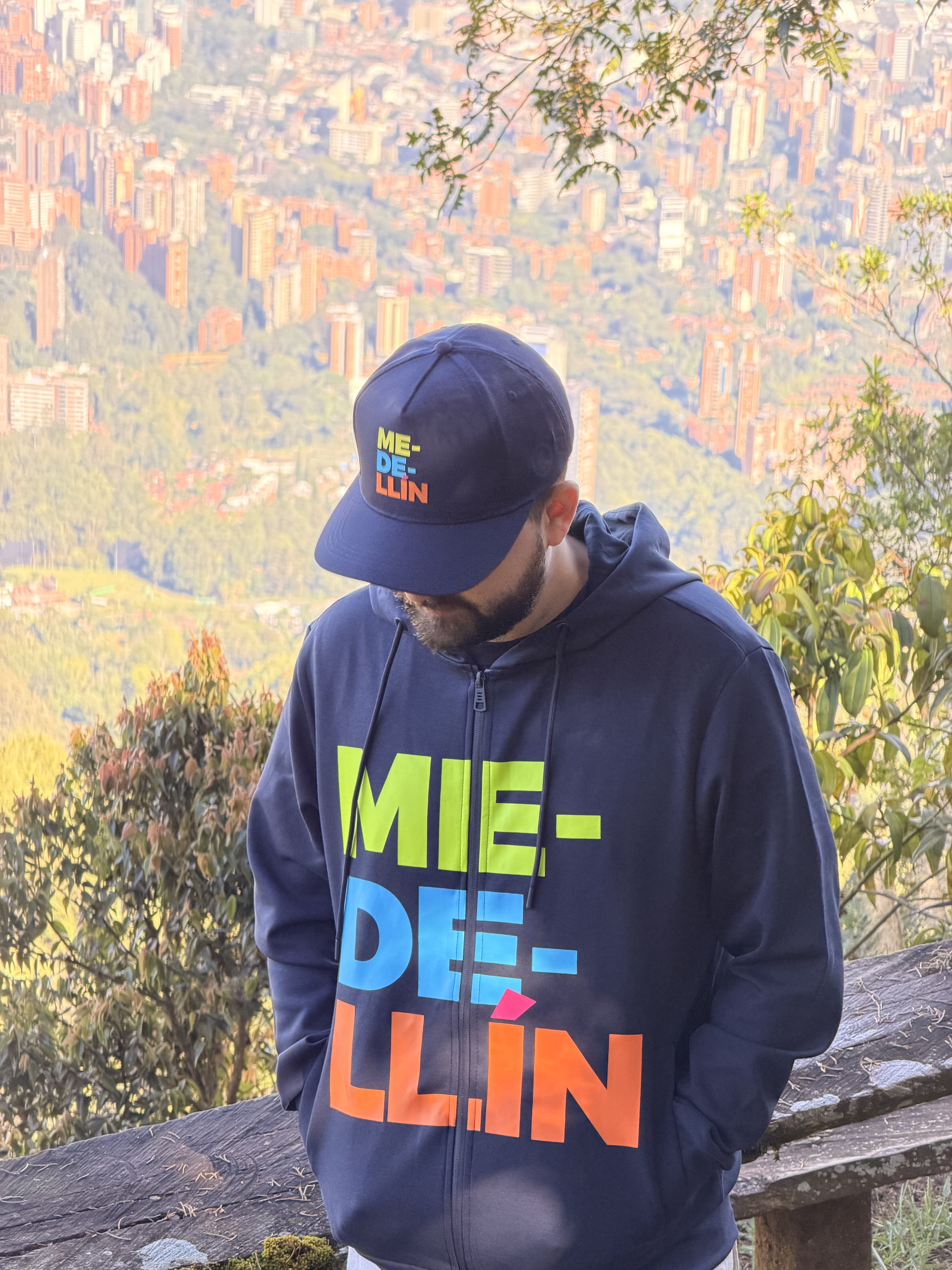 Chompa unisex Medellín azul oscuro con cremallera y diseño tipográfico multicolor