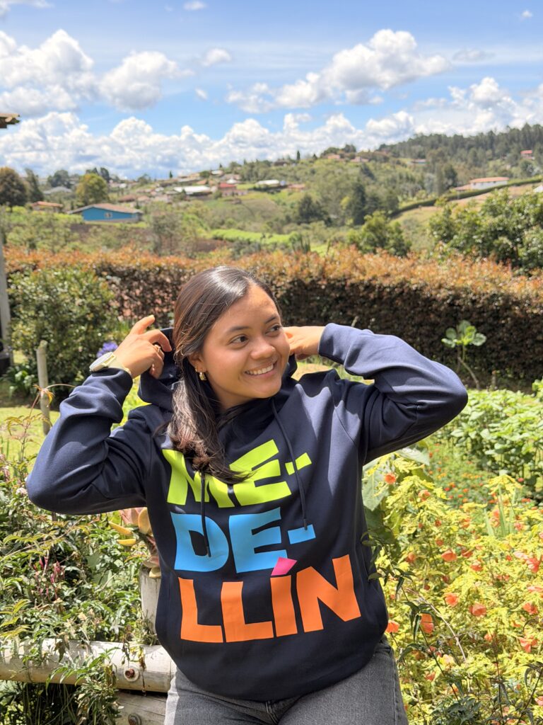 Chompa unisex Medellín azul oscuro sin cremallera con diseño tipográfico multicolor.