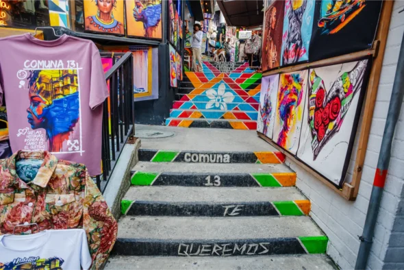 Recorrido por la Comuna 13 en Medellín con murales de arte urbano y espacios culturales